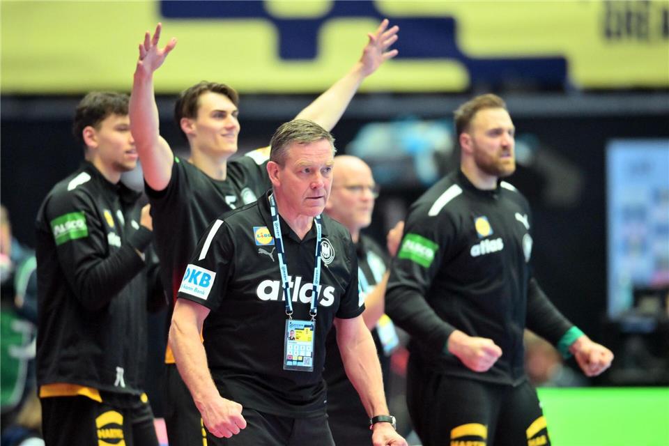 Alfred Gislason feiert mit Deutschlands Handballern den Einzug in die EM-Hauptrunde. Sina Schuldt/dpa