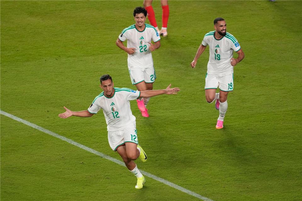 Algerien dreht die Partie gegen Jordanien.Jeff Chiu/AP/dpa