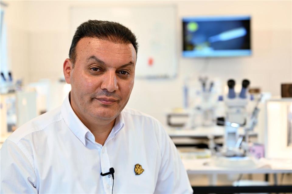 Ali Ataeian hat spezielle Geräte für die instrumentelle Besamung von Honigbienen entwickelt und leitet in Lehrgängen Züchter an, wie es mit der Besamung ihrer Bienenköniginnen klappen kann.Martin Schutt/dpa