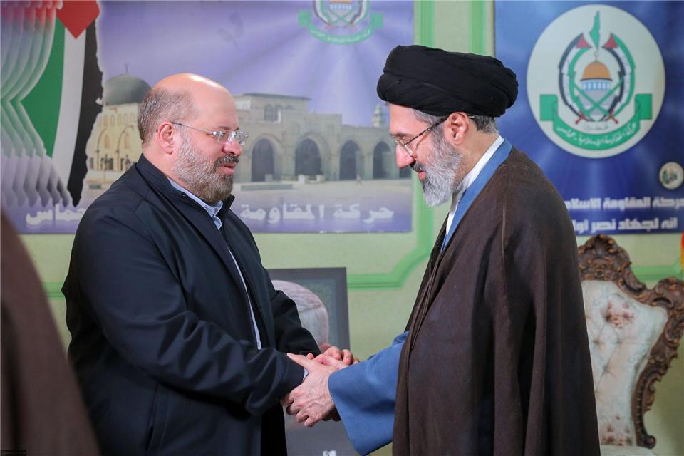 Ali Chameneis Sohn Modschtaba (r.) ist zum neuem Religionsführer gewählt worden. (Archivbild)Iranian Supreme Leader’s Office/ZUMA Press Wire/dpa
