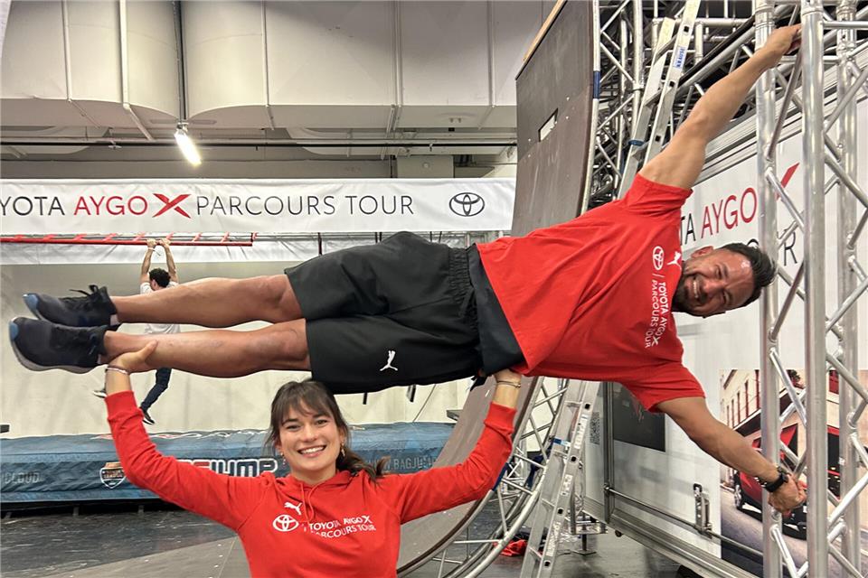 Ali Moussa und sein Team bauen einen Ninja-Parcours beim Sommerfest der Paulus-Kita in Heiden auf.