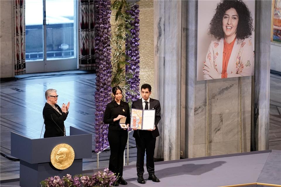 Ali (r) und Kiana Rahmani (M) nahmen im Dezember 2023 stellvertretend für ihre Mutter den Friedensnobelpreis entgegen.