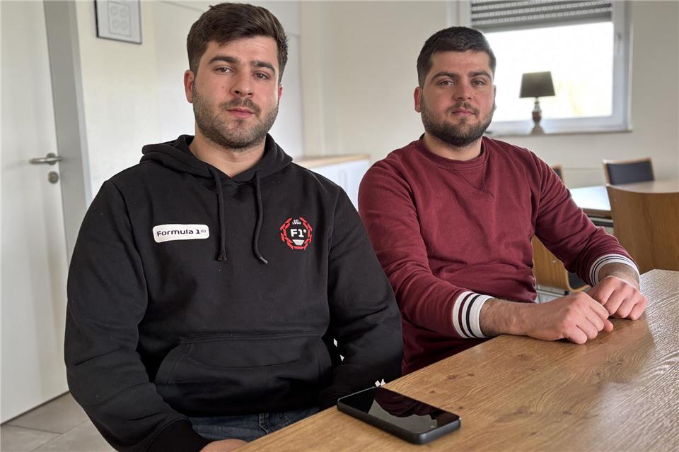 Ali und Shahir Alhasan sorgen sich um ihre Angehörigen in Syrien Ali und Shahir Alhasan sind vor zwei Jahren aus Syrien nach Deutschland geflüchtet. Sie sorgen sich jetzt um ihre verbliebenen Angehörigen, die zur alawitischen Minderheit zählen.