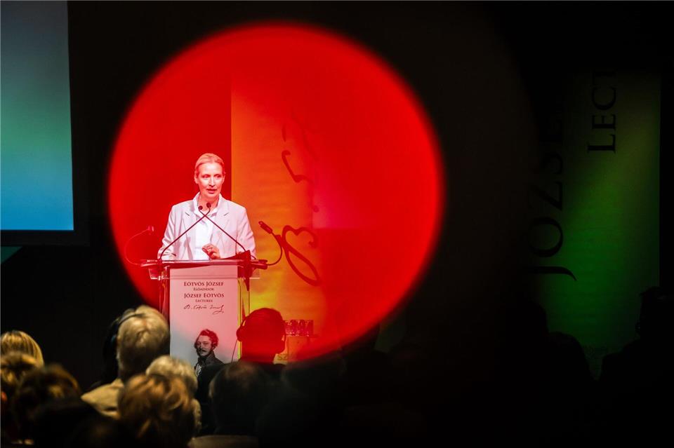 Alice Weidel, Co-Vorsitzende der AfD, hält im Institut des 21. Jahrhunderts in Budapest einen Vortrag unter dem Motto „Deutschland und Europa“. Marton Monus/dpa