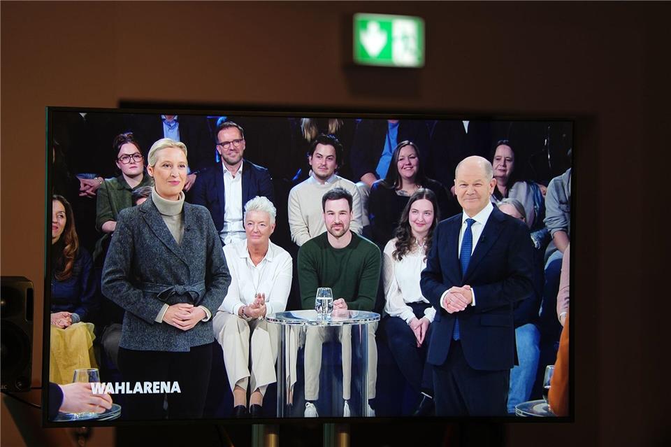 Alice Weidel, Spitzenkandidatin der AfD, wird von mehreren Menschen aus dem Publikum nach ihrer privaten Lebenssituation gefragt.Kay Nietfeld/dpa