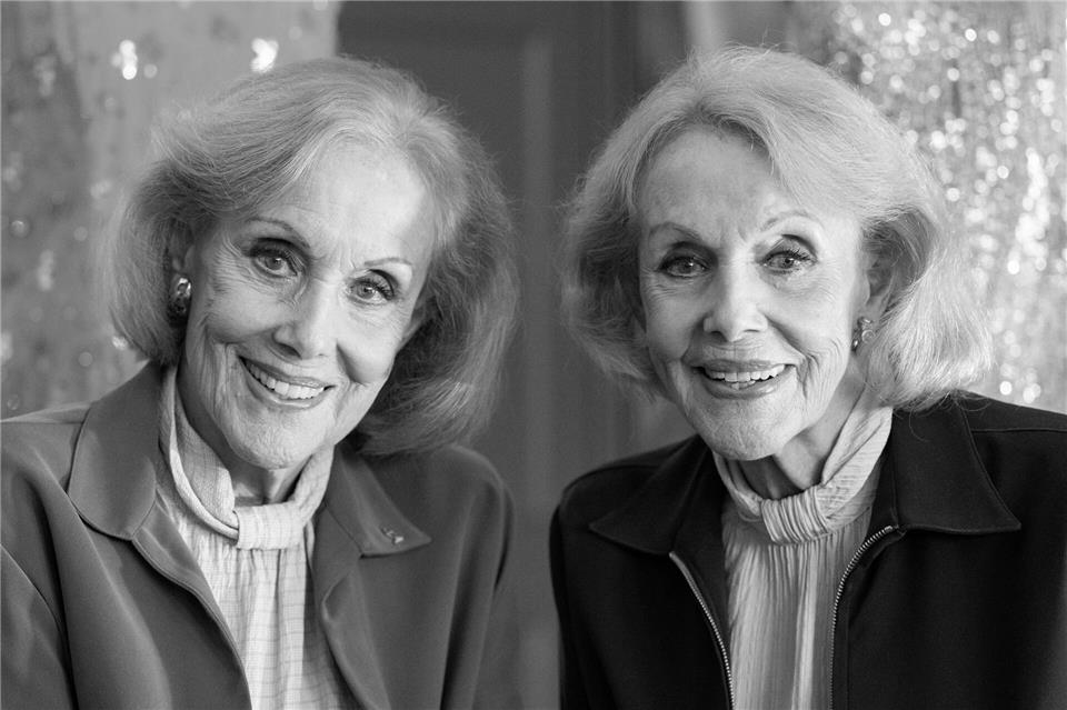 Alice (l.) und Ellen Kessler erlangten als Sängerinnen und Tänzerinnen international Berühmtheit. (Archivbild)Lennart Preiss/dpa