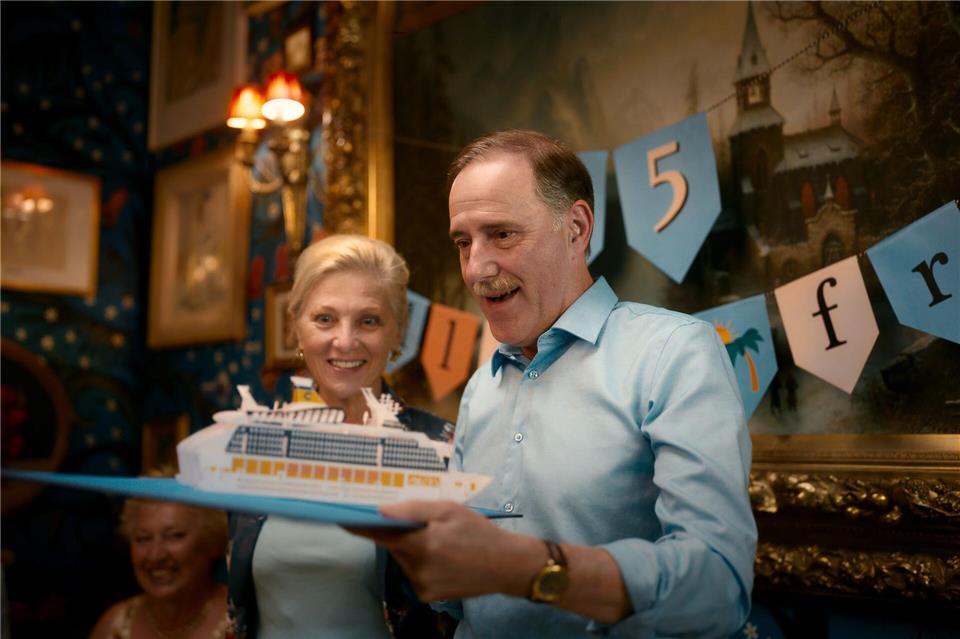Alice und Peter werden auf eine Kreuzfahrt geschickt.Tobias Dengler/ZDF/dpa