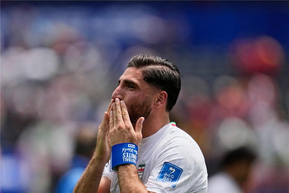 Alireza Jahanbakhsh bedankt sich nach dem Spiel für die Unterstützung im Los-Angeles-Stadion.Gregory Bull/AP/dpa