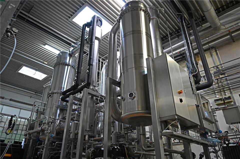 Alkohol (Ethanol) verdampft in riesigen Edelstahlkolonnen bei nur 32 Grad.Michael Brandt/dpa