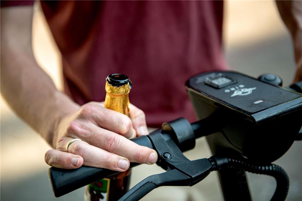 Balanceakt E-Scooter: Sicherheit statt Risiko Alkohol am Roller-Steuer: Für E-Scooter gilt dieselbe Promillegrenze wie fürs Auto.Zacharie Scheurer/dpa-tmn