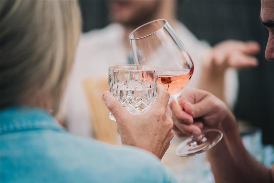 Alkohol belastet den Körper. Wer auf Nummer sicher gehen will, verzichtet in den Tagen nach einer Impfung lieber.picture alliance/dpa/dpa-tmn