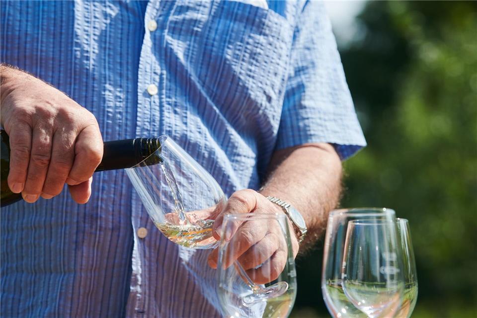 Alkohol ist ein Geschmacksträger. Bei alkoholfreien Weinen wird daher oft mit Süße nachgeholfen. picture alliance/dpa