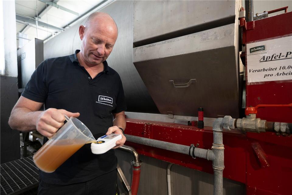 Hessische Keltereien starten Apfelernte mit Optimismus Alkoholfreier Apfelwein gehört seit mehr als zehn Jahren zum festen Sortiment von Ralf Walther. Boris Roessler/dpa