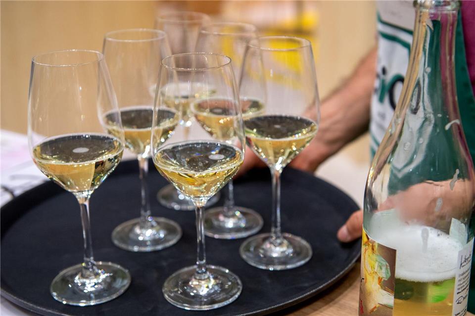 Alkoholfreier Wein hat zwar eine gewisse Süße, aber auch die Geschmacksvielfalt von Wein.Zacharie Scheurer/dpa-tmn