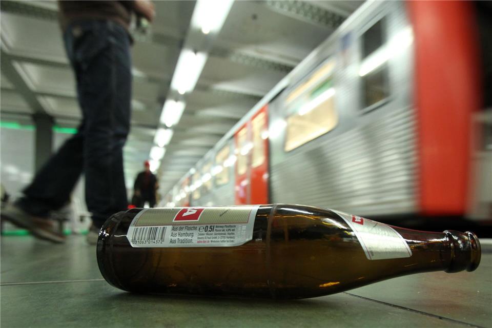 Ab sofort Alkoholverbot am Bahnhof Altona Alkoholkonsum ist am Hauptbahnhof Hamburg bereits verboten.picture alliance / dpa