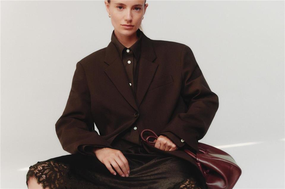 All-Brown-Styling: Schokobraun in verschiedenen Nuancen schafft Tiefe und Eleganz im monochromen Look, hier von Arket (Hemd ca. 89 Euro, Blazer ca. 169 Euro, Satinrock mit Spitze ca. 89 Euro, Stiefel ca. 299 Euro, Tasche ca. 149 Euro).Arket/dpa-tmn