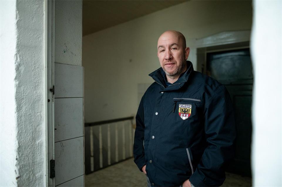 Alle 14 Tage gibt es in Duisburg Kontrollaktionen gegen Mietwucher und Sozialbetrug, sagt der städtische Stabsstellenleiter Oliver Kardas. Sehr häufig seien Häuser so heruntergekommen, dass sie geschlossen werden müssen.Fabian Strauch/dpa