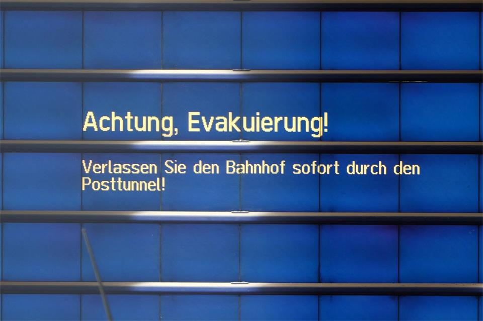 Alle Bahnfahrgäste mussten den Hauptbahnhof sofort verlassen, später gab es Entwarnung.Felix Kirberg/dpa
