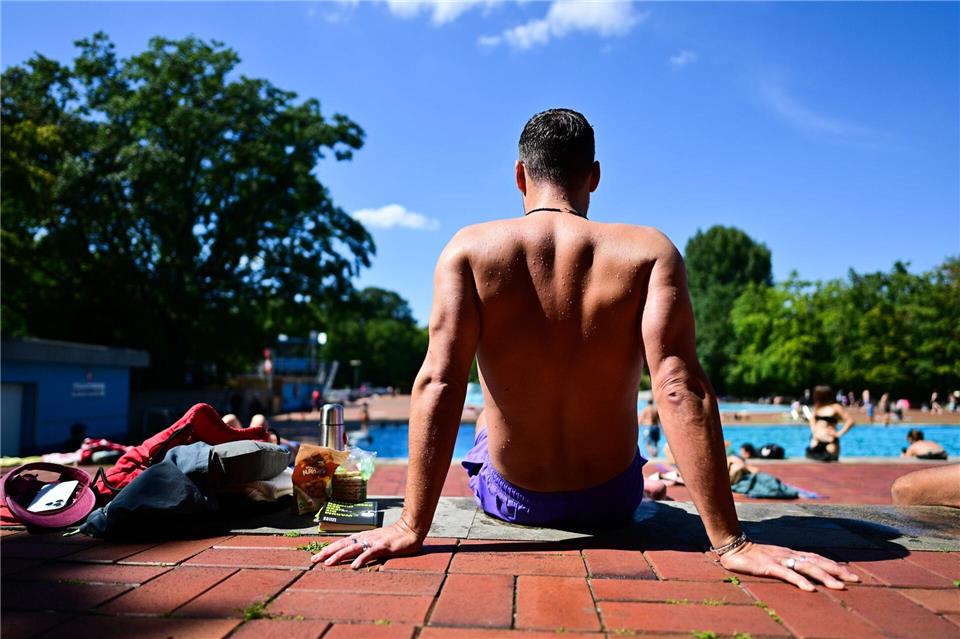 Alle Berliner Freibäder sollen im nächsten Sommer wieder auf mindestens 22 Grad geheizt werden. Sebastian Christoph Gollnow/dpa