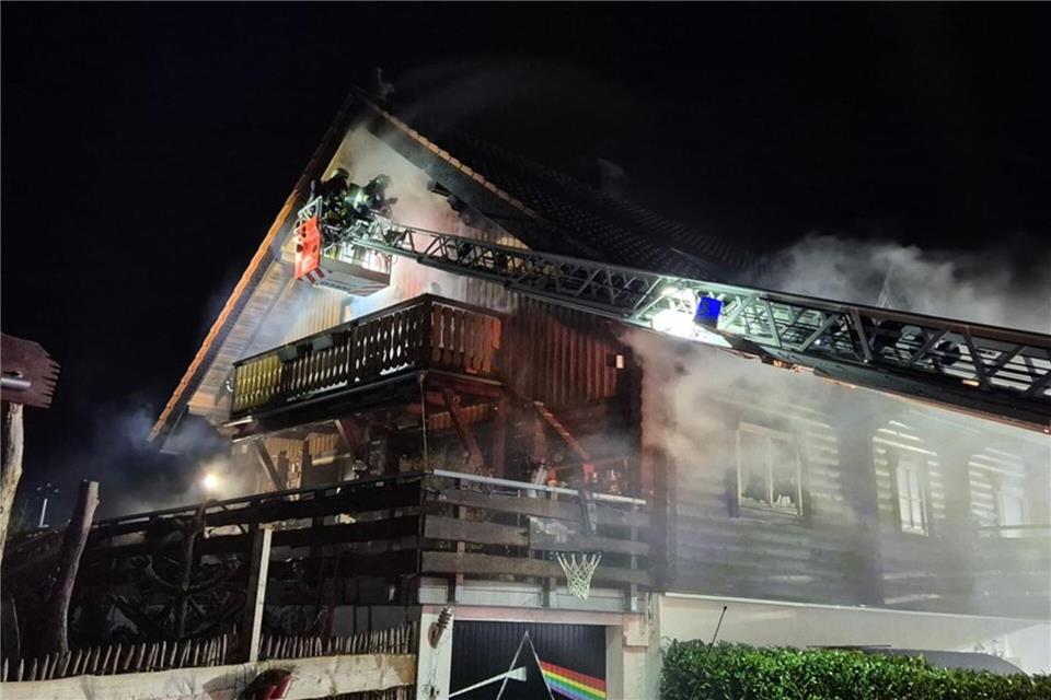 Alle Bewohnerinnen und Bewohner konnten das brennende Haus eigenständig verlassen.-/Feuerwehr Schalksmühle/dpa