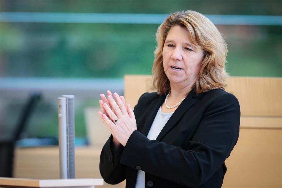 Alle Fortschritte beim Hitzeschutz werden laut Gesundheitsministerin Kerstin von der Decken (CDU) im Landesaktionsplan Hitzeschutz zusammengefasst und veröffentlicht. (Archivbild)Frank Molter/dpa