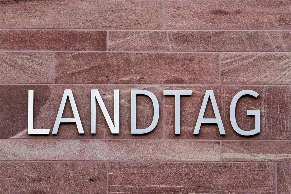 Alle Fraktionen im Landtag stimmten dem Antrag mit dem Titel „Antisemitismus wirksam bekämpfen – Verantwortung übernehmen –Solidarität leben“ zu. (Archivbild)Andreas Arnold/dpa