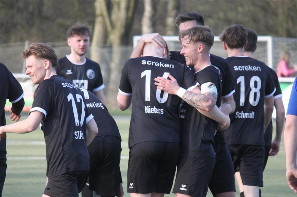 Alle Grund zum Jubel hatte gestern der SC Reken beim 4:0-Erfolg gegen Heek.