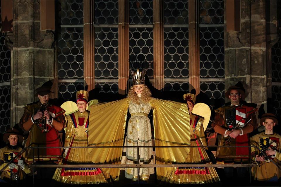 Alle Jahre wieder: Mit dem feierlichen Prolog eröffnet Nora Falk, das neue Nürnberger Christkind, auf der Empore der Frauenkirche offiziell den Nürnberger Christkindlesmarkt 2025. Daniel Karmann/dpa