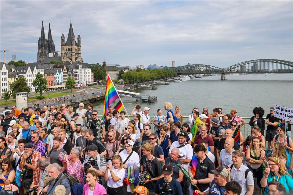 Alle Jahre wieder am ersten Juli-Wochenende gibt es in Köln die große Pride-Demo. (Archivbild)Christoph Reichwein/dpa