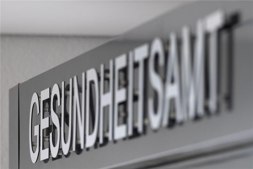 Alle Kontaktpersonen werden getestet. (Symbolbild) Marijan Murat/dpa