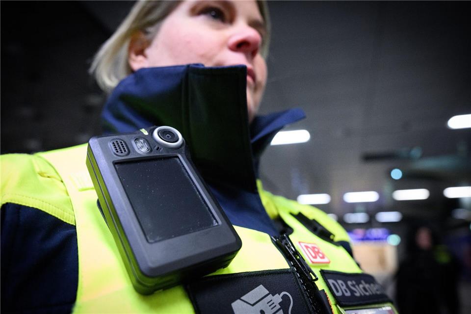 Alle Mitarbeiter mit Kundenkontakt sollen auch im Fernverkehr und an den Bahnhöfen auf freiwilliger Basis mit Bodycams ausgestattet werden. (Archivbild)Bernd von Jutrczenka/dpa
