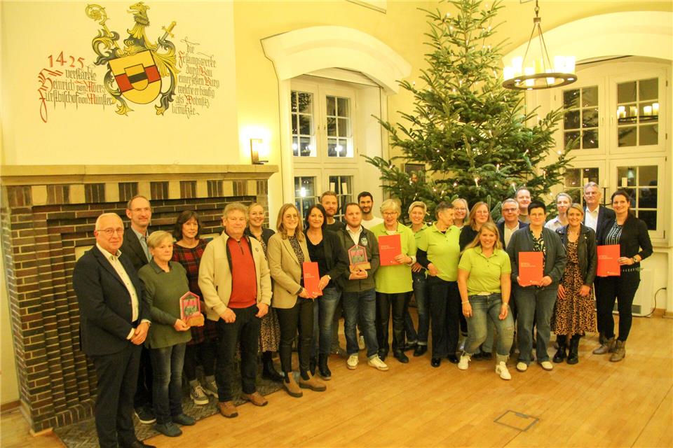 Alle Preisträger der Ehrenamts- und Heimatpreise mit Bürgermeister Markus Hund (2.v.r.) und Christoph Mels (l.).