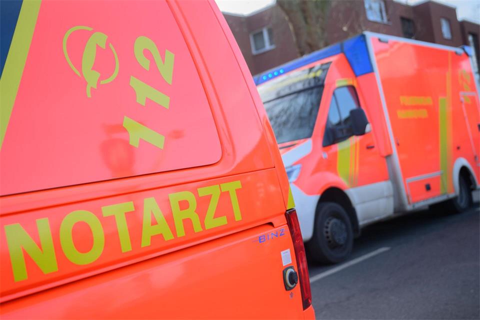 Alle Schwerverletzten wurden ins Krankenhaus gebracht (Symbolbild)Julian Stratenschulte/dpa