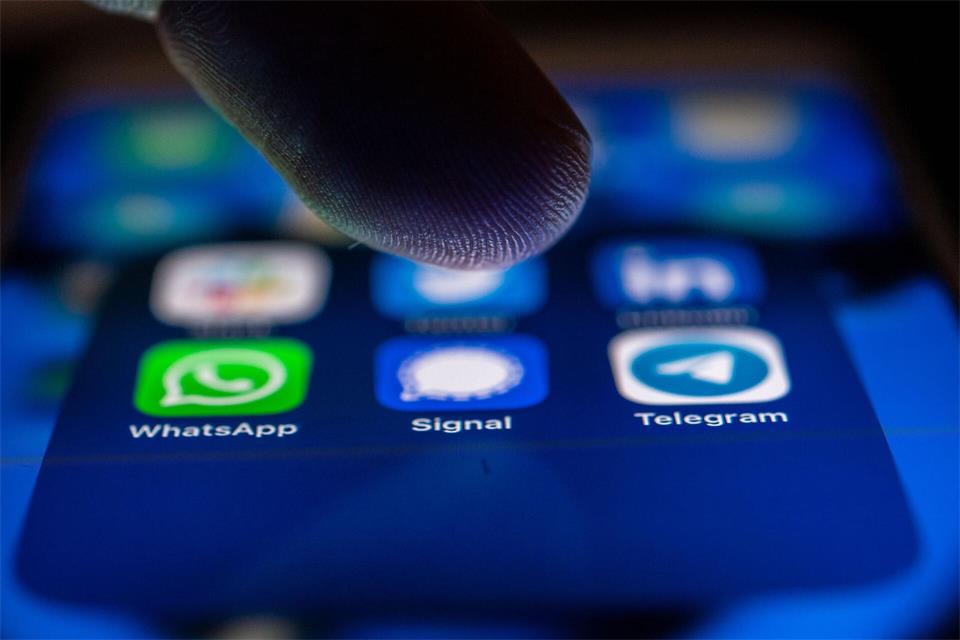 Alle Signal-Nachrichten und -Medien direkt auf dem Gerät sichern - das klappt jetzt auch auf iPhones und iPads.picture alliance/dpa/dpa-tmn