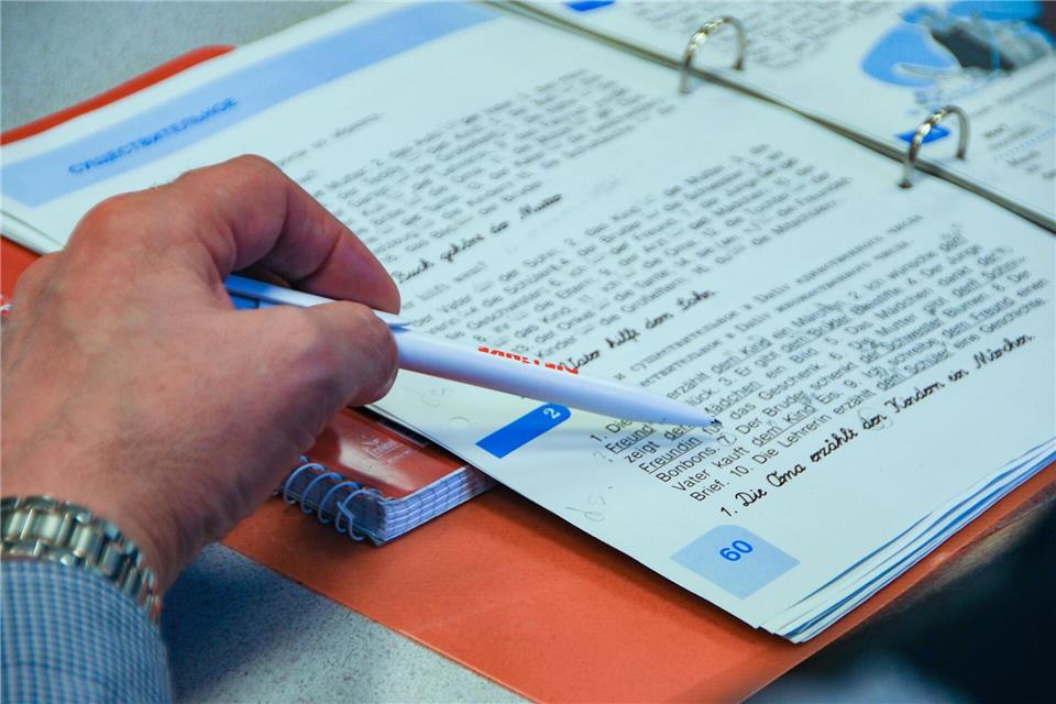 Alle Teilnehmer sind laut der Lehrerin sehr motiviert und vergessen nie die Hausaufgaben.Anja Sokolow/dpa-Zentralbild/dpa