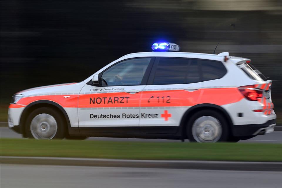 Alle acht am Unfall Beteiligten wurden in Krankenhäuser gebracht. (Symbolbild)Patrick Seeger/dpa