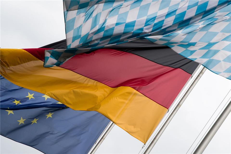 Alle drei Hymnen will Söder künftig bei Zeugnisverleihungen singen lassen. (Symbolbild)picture alliance / Peter Kneffel/dpa