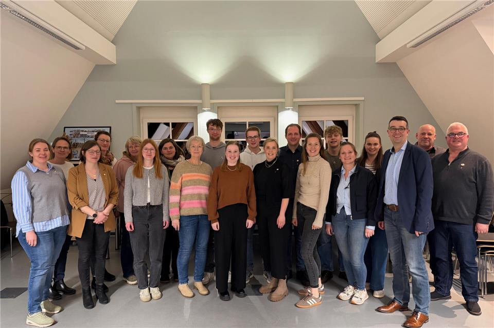 Alle geehrten Mitglieder, der Vorstand sowie der Dirigent Daniel Bengfort; von links: Katrin Bollmann, Elke Wülfing, Alexandra Geisler, Anja Reining, Ursula Ebbert, Lisa Ulick, Jenny Thiele, Ulla Wanders, Fynn Klein-Heßling, Christin Vornholt, Felix Döring, Anne Nachtigal, Michael Elsweier, Joana Kolk, Gerrit Döring-Enck, Annika Gavert, Wiebke Grewing, Michael Bollrath, Friedhelm Overkämping und Thomas Egging