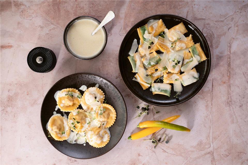 Kulinarische Kunstwerke: Eine ganze Welt in Teigtaschen Alle italienischen Teigtaschen nur Ravioli zu nennen, wäre zu einfach. Jede Region hat ihre eigenen Varianten und Formen. Im Piemont heißt die rechteckige Variante Agnolotti (r). Anna Höller/Lichtecht Fotografie/Stocker Verlag/dpa-tmn