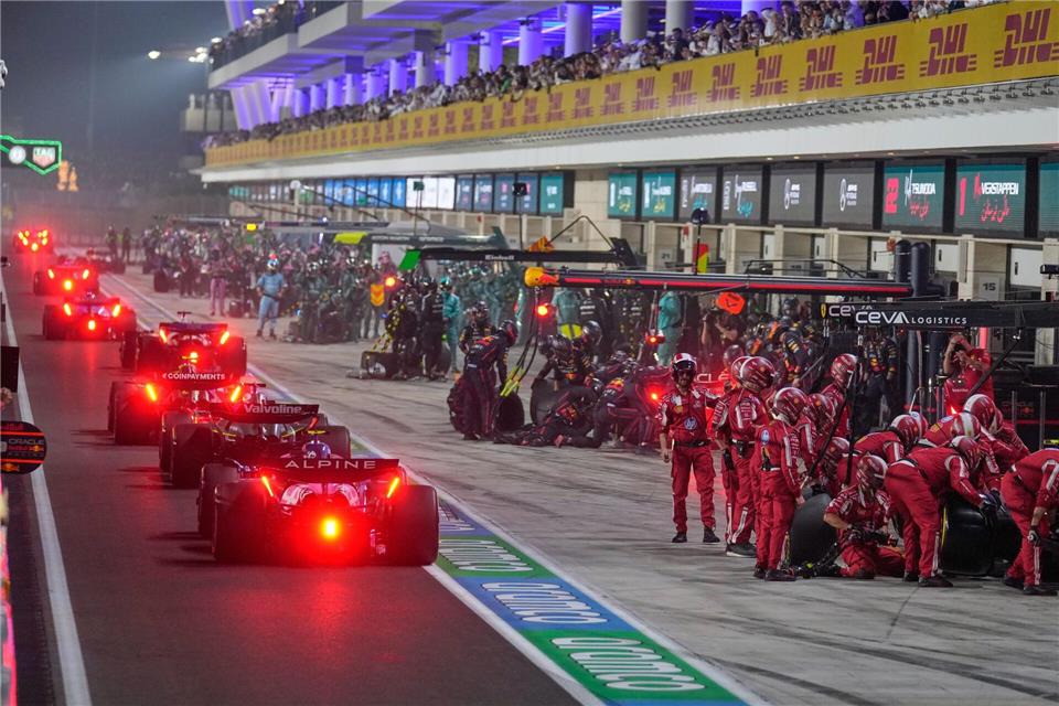 Alle kamen zum Reifenwechsel in der Safety-Car-Phase, nur McLaren nicht.Altaf Qadri/AP POOL/AP/dpa