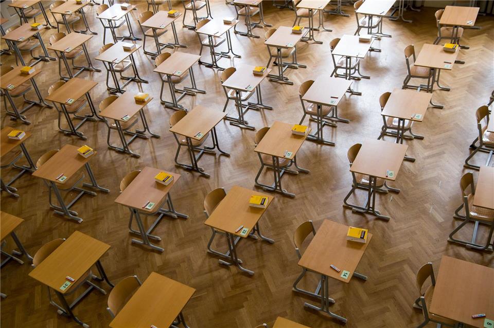 Alle müssen drei schriftliche und zwei mündliche Prüfungen absolvieren. (Archivbild)Peter Kneffel/dpa