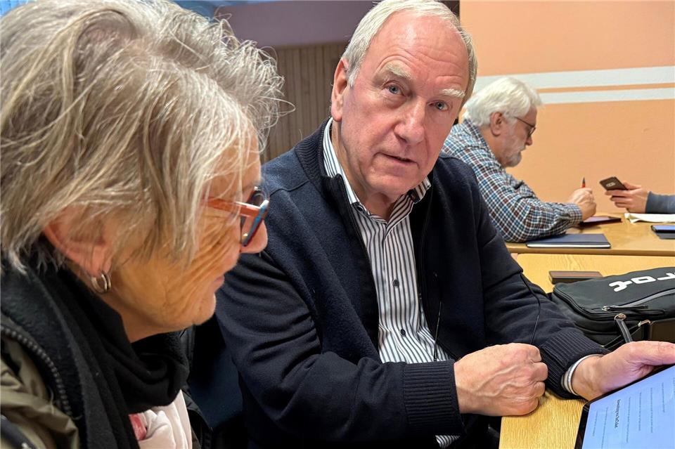 Alle zwei Wochen finden in Linsengericht (Main-Kinzig-Kreis) offene Sprechstunden statt, bei denen sich Seniorinnen und Senioren praktische Tipps für den Umgang mit Smartphone und Co. geben lassen können.Michael Bauer/dpa