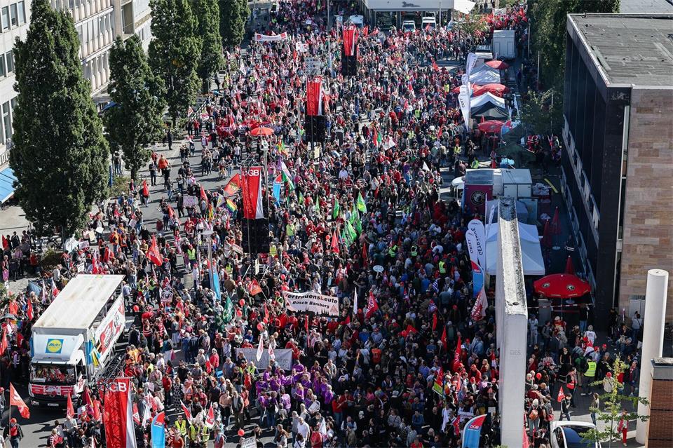 Allein 20.000 Menschen zogen nach Polizeiangaben bei verschiedenen Demonstrationszügen durch Nürnberg.Daniel Löb/dpa