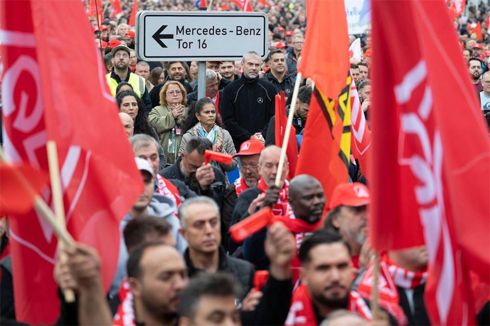 Allein am Mercedes-Werk in Sindelfingen protestierten rund 20.000 Beschäftigte.Marijan Murat/dpa