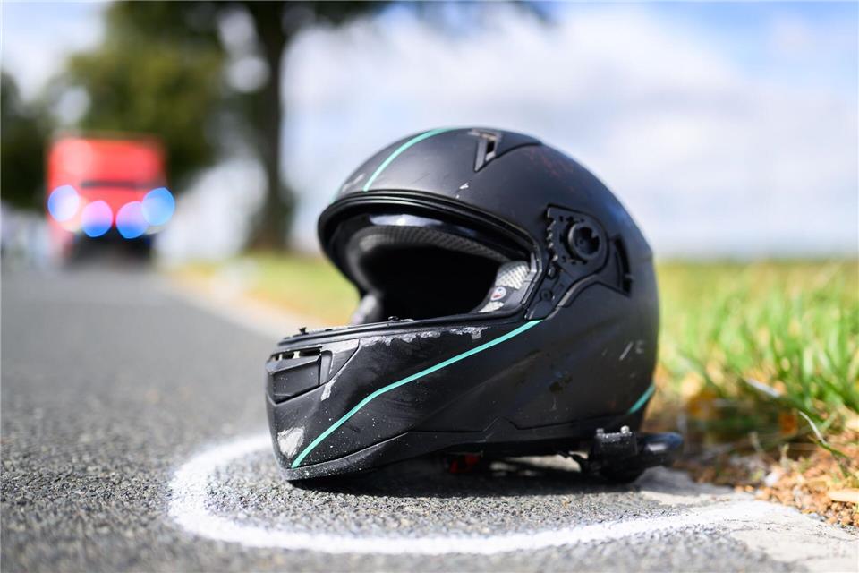 Allein an diesem Wochenende sind in Baden-Württemberg drei junge Motorradfahrer tödlich verunglückt. (Symbolbild)Julian Stratenschulte/dpa