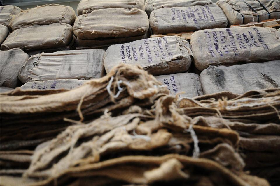 Allein im Zentrallager in Schönebeck lagern rund 250.000 Sandsäcke für den Notfall.Simon Kremer/dpa