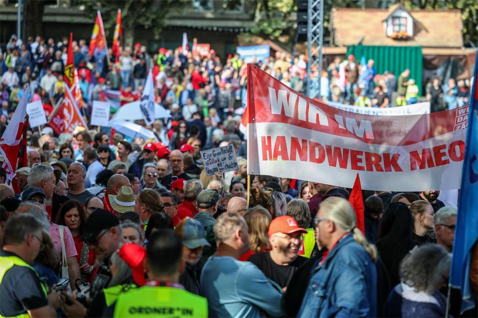 Allein in Essen zählte der DGB 18.000 Teilnehmer und sprach von einem „deutlichen Zeichen“.Christoph Reichwein/dpa
