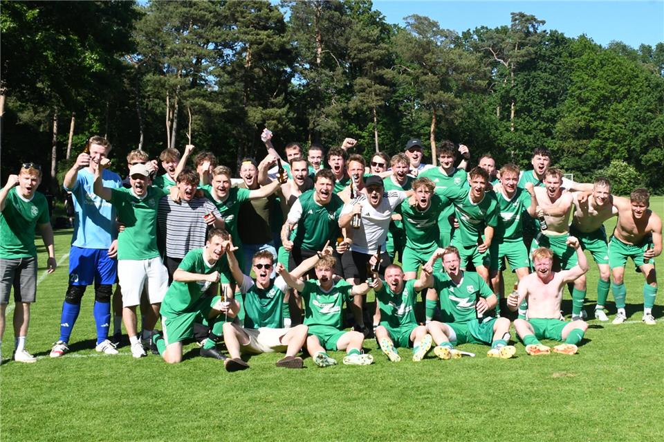 Allen Grund zum Jubel hatte am Sonntagnachmittag die Raesfelder Zweitgarnitur. Mit einem überzeugenden 6:0 (2:0)-Auswärtserfolg beim SSV Rhade machte der TSV den Titelgewinn in der B-Kreisliga Recklinghausen 1 perfekt.