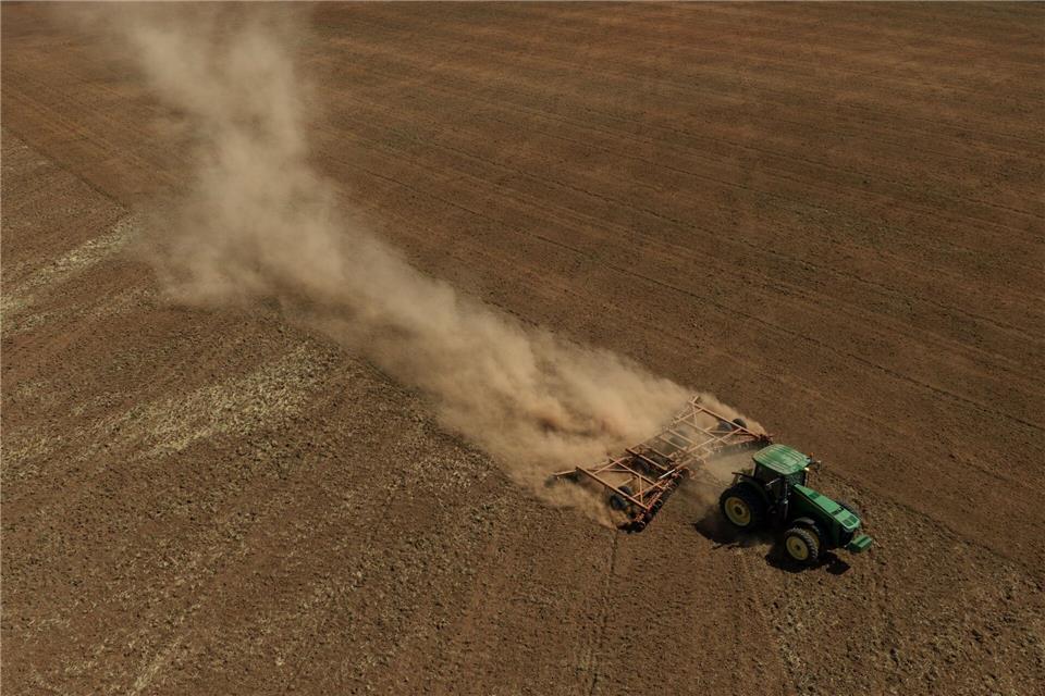 Allen O’Neal pflügt sein Feld und bereitet sich auf die Anpflanzung von Baumwolle in der Nähe von Quanah in einer Dürreperiode vor.Jon Shapley/AP/dpa