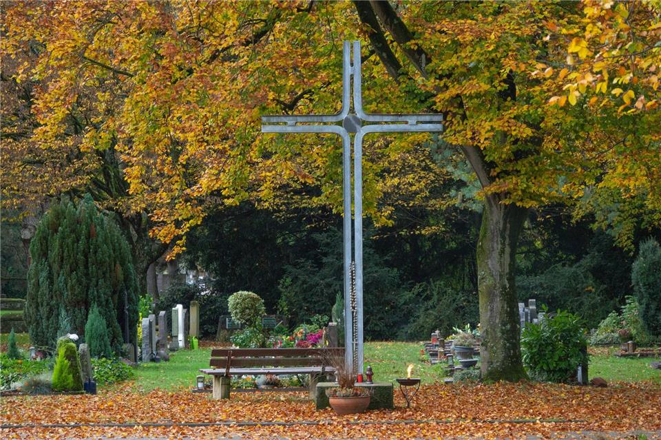 Allerheiligen ist ein stiller Tag im Sinne des Feiertagsgesetzes in Rheinland-Pfalz. (Symbolbild)Harald Tittel/dpa